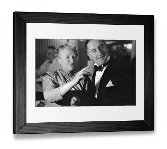 Framed Print : Fashion Pointer Framed Print : Fashion Pointer