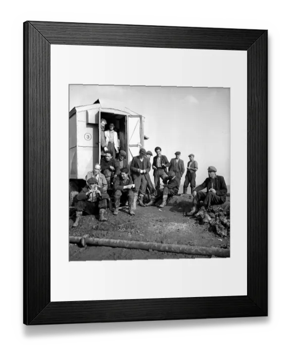 Framed Print : Tea Break. 13th November 1948: A well deserved tea break for workers constructing Framed Print : Tea Break. 13th November 1948: A well deserved tea break for workers constructing