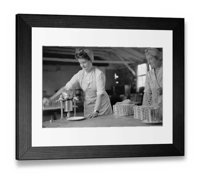 Framed Print : Canning. 25th September 1948: Members of a Women's Institute Canning Club Framed Print : Canning. 25th September 1948: Members of a Women's Institute Canning Club