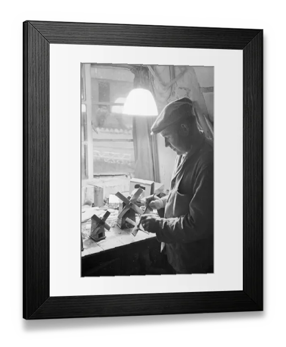 Framed Print : Toy Maker. 17th January 1948: Peter Hunt, a former ship's officer on an Estonian ship
