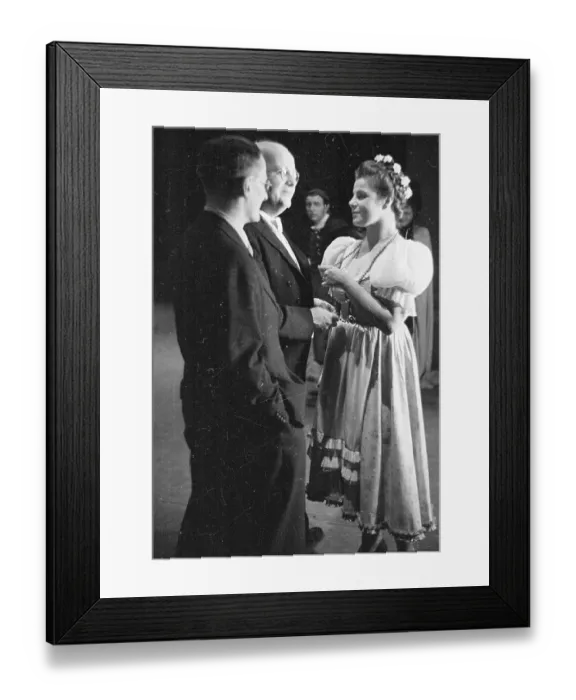 Framed Print : On Stage. 10th January 1948: British journalist (left) Framed Print : On Stage. 10th January 1948: British journalist (left)