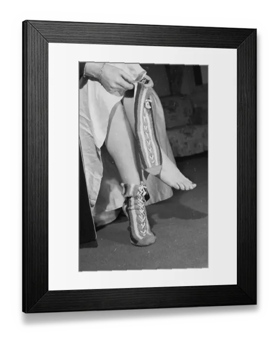 Framed Print : Bedsocks. 6th December 1947: Woollen bedsocks are among the ideas for Christmas Framed Print : Bedsocks. 6th December 1947: Woollen bedsocks are among the ideas for Christmas