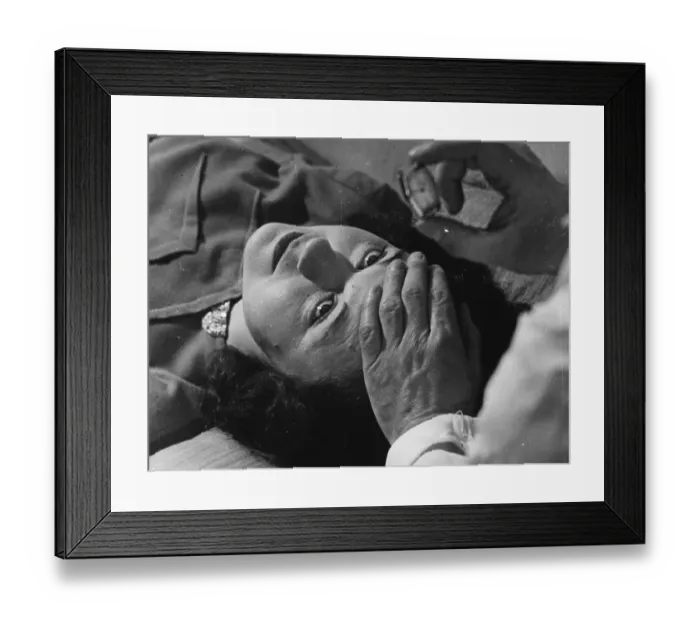 Framed Print : Hypnotism. 11th January 1947: A medical hypnotist sets to work in a London Clinic Framed Print : Hypnotism. 11th January 1947: A medical hypnotist sets to work in a London Clinic