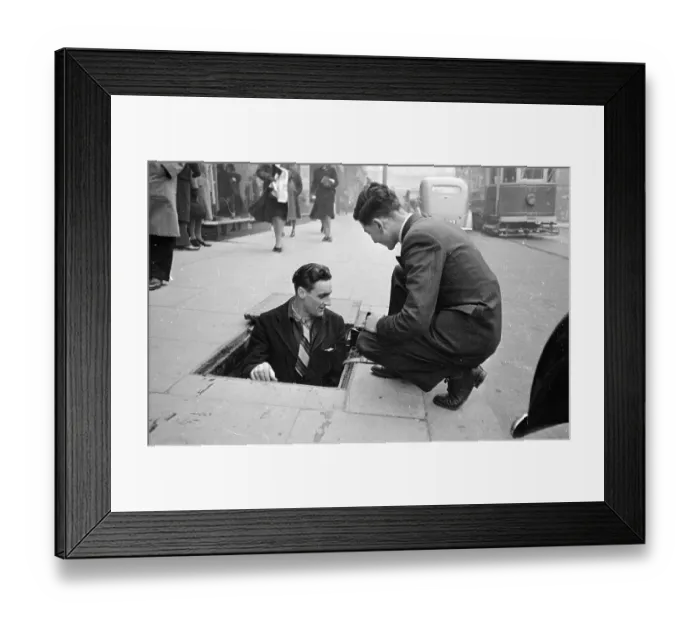 Framed Print : Man Hole. 4th January 1947: Ex-RAF gunner George Edward Barfoot