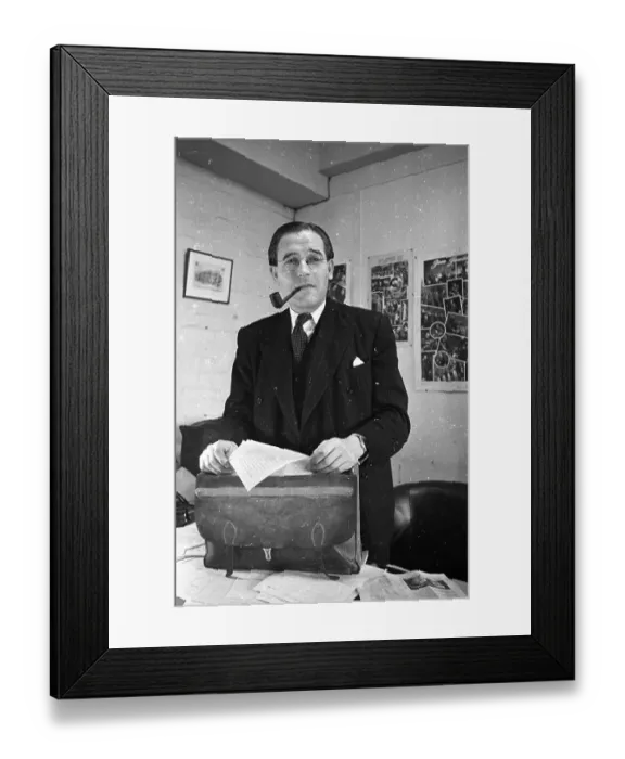 Framed Print : Ray Sonin. 30th November 1946: Critic Ray Sonin of the Daily Herald Framed Print : Ray Sonin. 30th November 1946: Critic Ray Sonin of the Daily Herald
