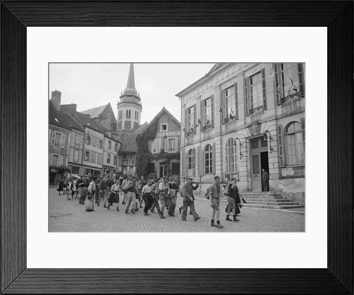 Framed Print : Pilgrims in Vezelay Framed Print : Pilgrims in Vezelay