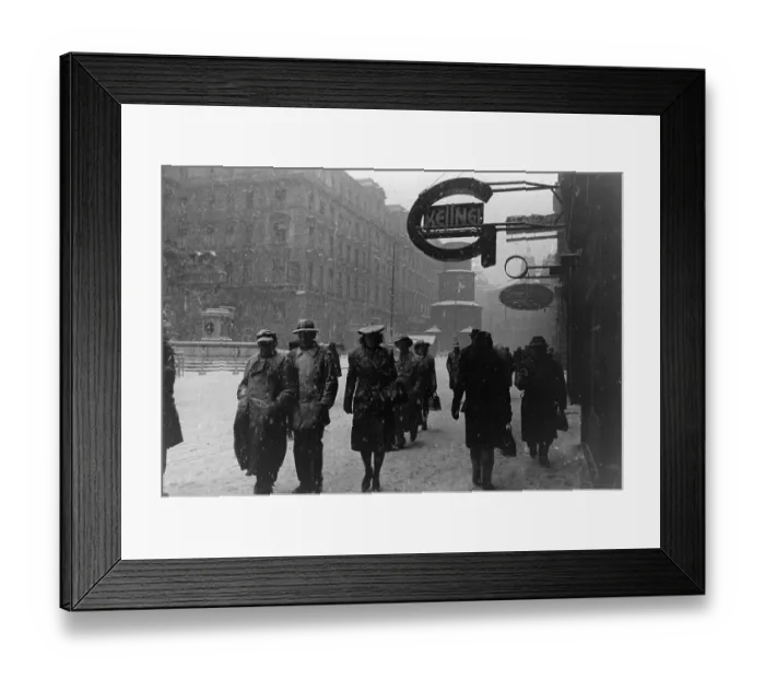 Framed Print : Vienna. 19th January 1946: A street scene in Vienna Framed Print : Vienna. 19th January 1946: A street scene in Vienna