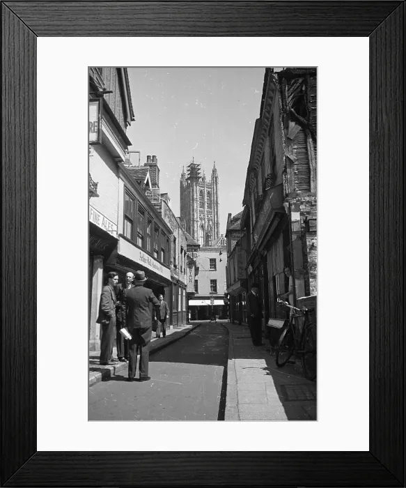 Framed Print : New Town. 24th November 1945: Town planners weigh up the possibilities Framed Print : New Town. 24th November 1945: Town planners weigh up the possibilities