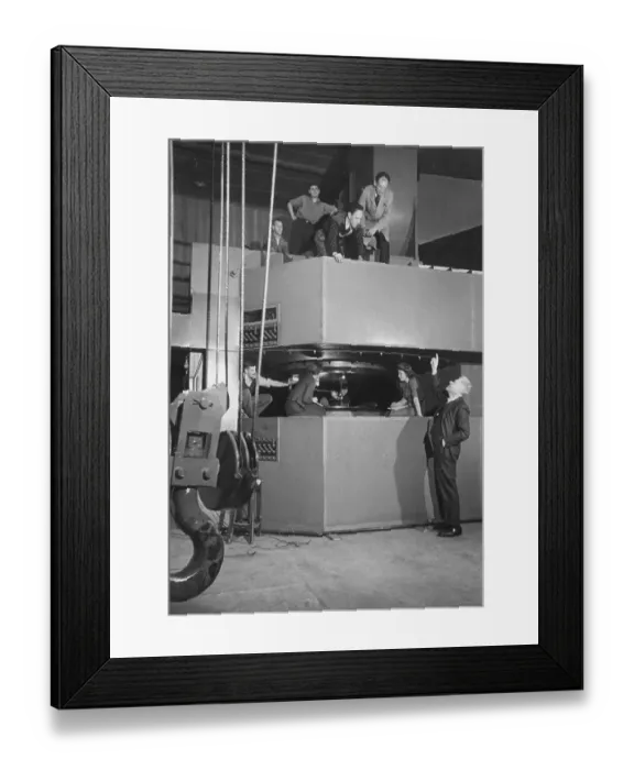 Framed Print : Cyclotron. 27th October 1945: Scientists examine the cyclotron at Birmingham University Framed Print : Cyclotron. 27th October 1945: Scientists examine the cyclotron at Birmingham University