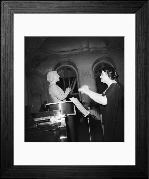 Framed Print : Myra Hess. British pianist Dame Myra Hess (1890 - 1965) conducts Haydn's Framed Print : Myra Hess. British pianist Dame Myra Hess (1890 - 1965) conducts Haydn's