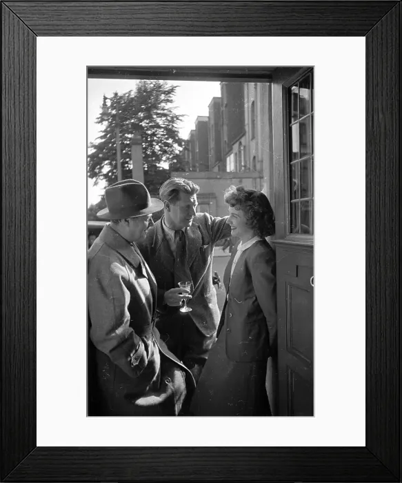 Framed Print : Set Chat. 14th July 1945: American film actress Kim Hunter Framed Print : Set Chat. 14th July 1945: American film actress Kim Hunter