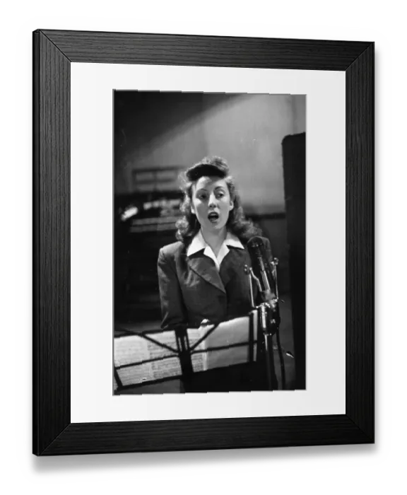 Framed Print : Vera Lynn. British singer Vera Lynn, nicknamed the Forces sweetheart' Framed Print : Vera Lynn. British singer Vera Lynn, nicknamed the Forces sweetheart'