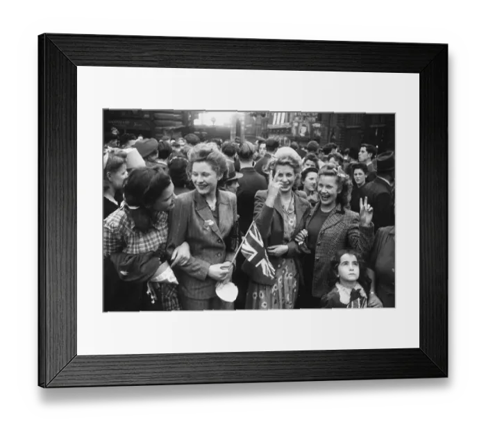Framed Print : VE Crowds. 8th May 1945: Crowds celebrating VE day on the streets of London Framed Print : VE Crowds. 8th May 1945: Crowds celebrating VE day on the streets of London