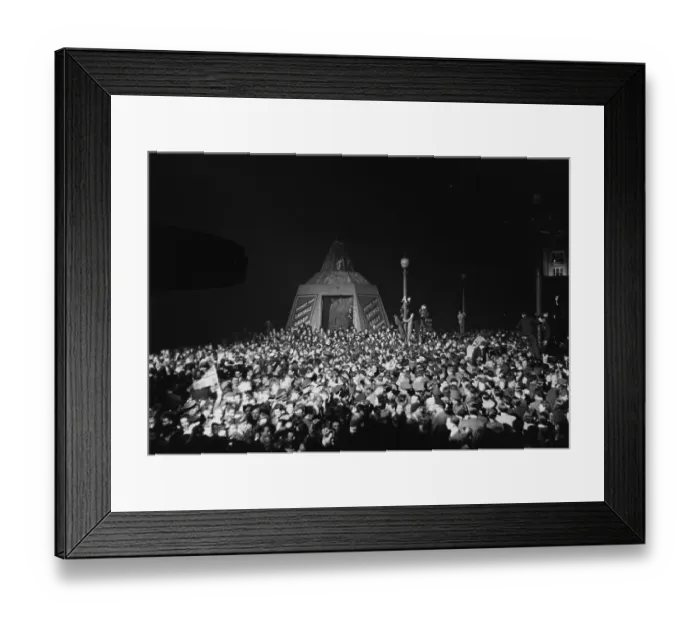 Framed Print : VE Day In London Framed Print : VE Day In London