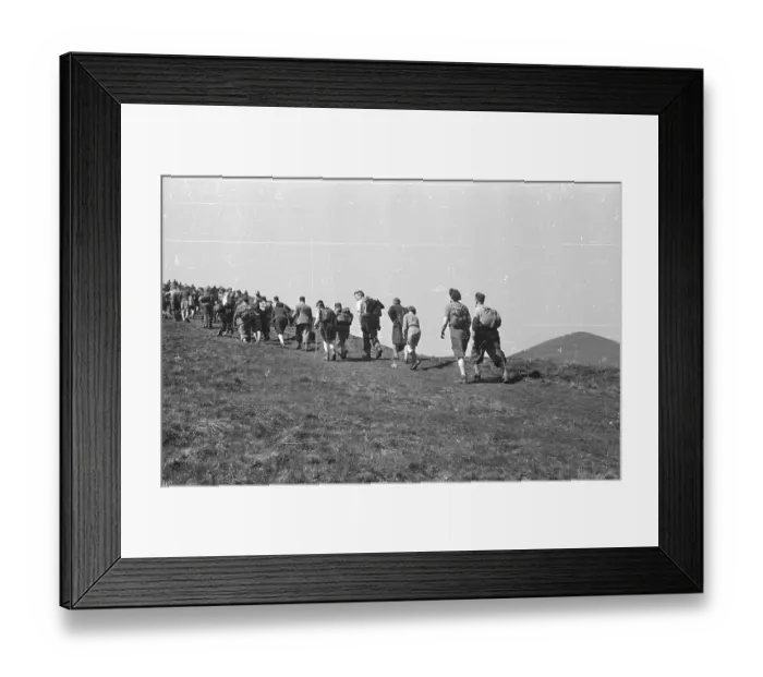 Framed Print : Ramblers. 5th May 1945: Ramblers trekking up Lose Hill Pike Framed Print : Ramblers. 5th May 1945: Ramblers trekking up Lose Hill Pike