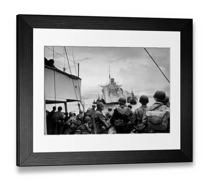 Framed Print : Troopship. 1944: American soldiers on the deck of the troopship Queen Mary' Framed Print : Troopship. 1944: American soldiers on the deck of the troopship Queen Mary'