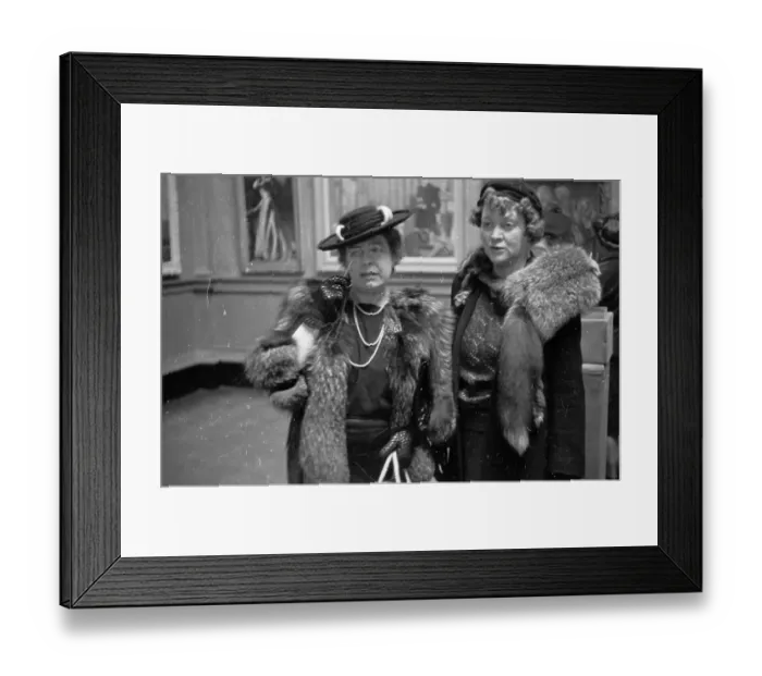 Framed Print : Gallery Visitors Framed Print : Gallery Visitors