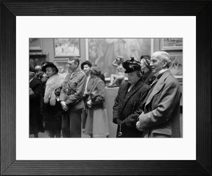 Framed Print : Gallery Visitors Framed Print : Gallery Visitors
