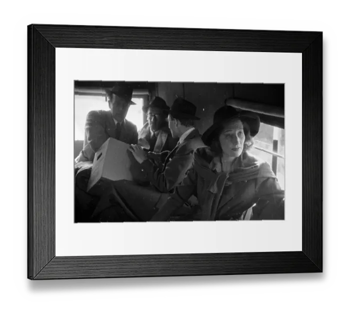 Framed Print : Kay Young. 16th October 1943: Kay Young travelling with other actors Framed Print : Kay Young. 16th October 1943: Kay Young travelling with other actors