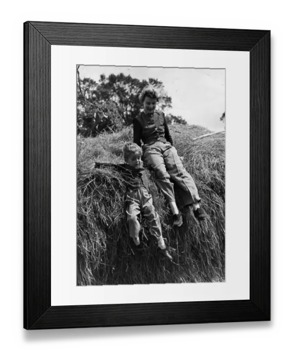 Framed Print : Hay Ho. 28th August 1943: Beat wartime rationing by making your own clothes