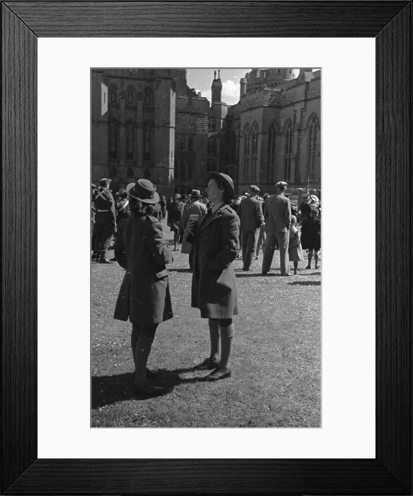Framed Print : Chatting Landgirls Framed Print : Chatting Landgirls