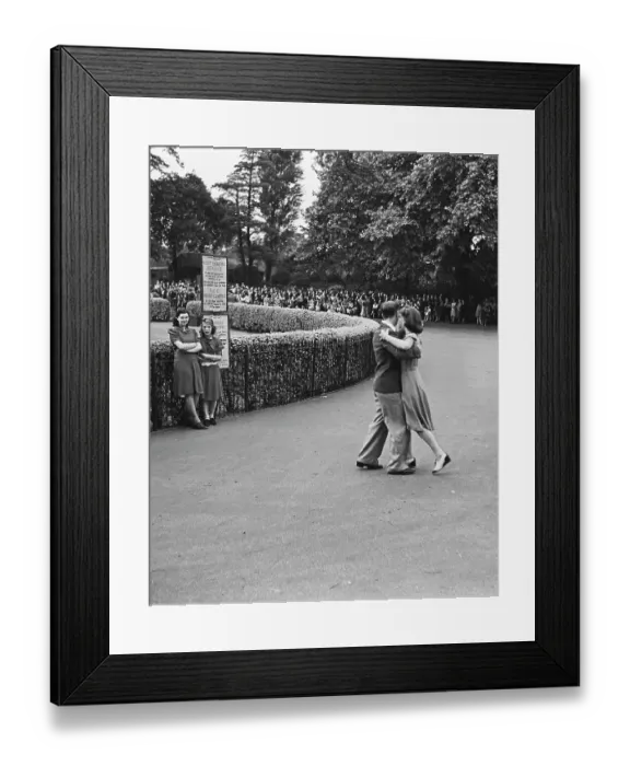 Framed Print : Dancing In The Park
