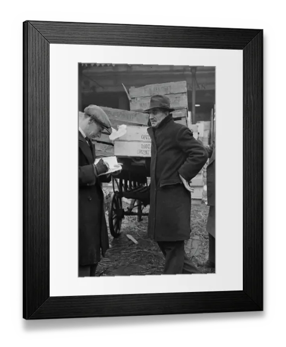 Framed Print : Covent Garden Market Tradesmen, 1940 Framed Print : Covent Garden Market Tradesmen, 1940