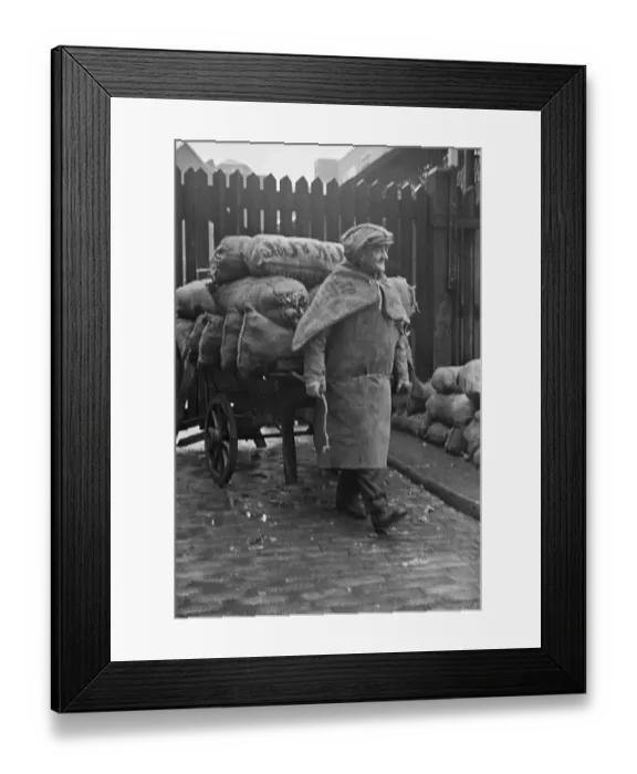 Framed Print : Covent Garden Market Tradesman, 1940 Framed Print : Covent Garden Market Tradesman, 1940