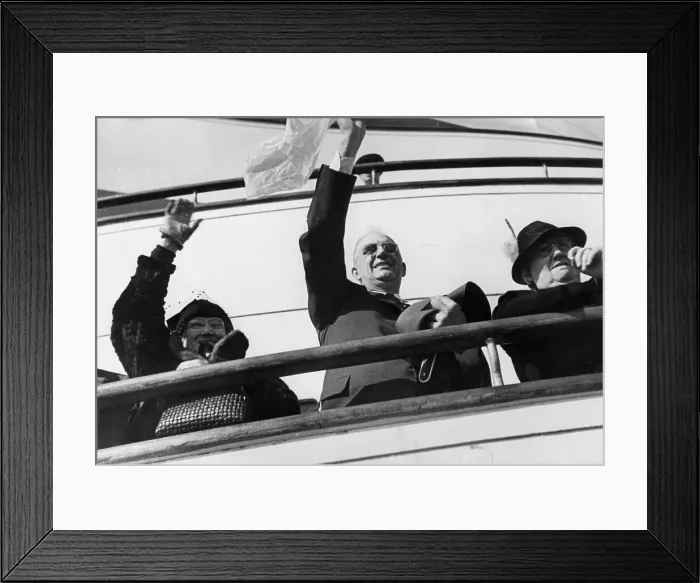 Framed Print : Farewell Wave Framed Print : Farewell Wave