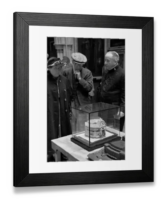 Framed Print : Globe Theatre Framed Print : Globe Theatre