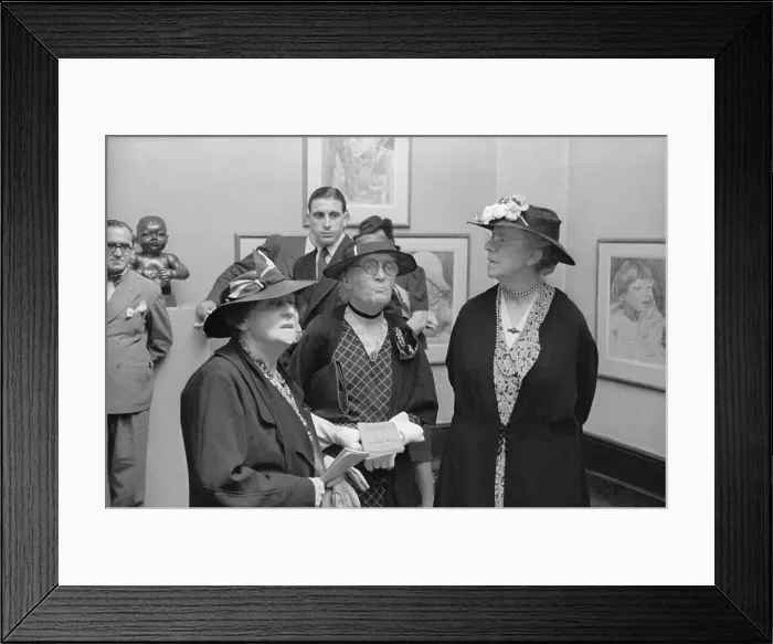 Framed Print : Looking At Sculpture Framed Print : Looking At Sculpture