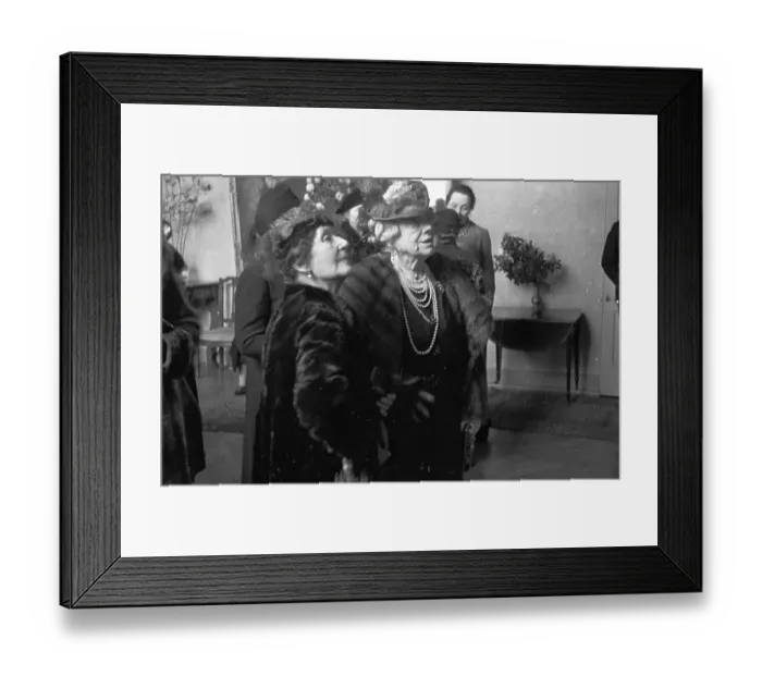 Framed Print : Old Guard. 22nd April 1939: Lady Shannon and Lady Alexander viewing paintings Framed Print : Old Guard. 22nd April 1939: Lady Shannon and Lady Alexander viewing paintings