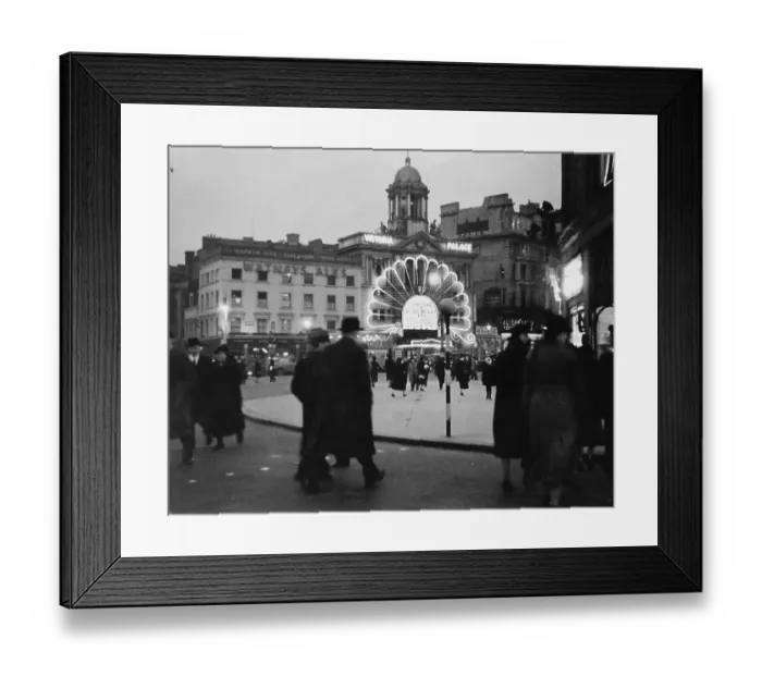 Framed Print : Victoria Palace Theatre