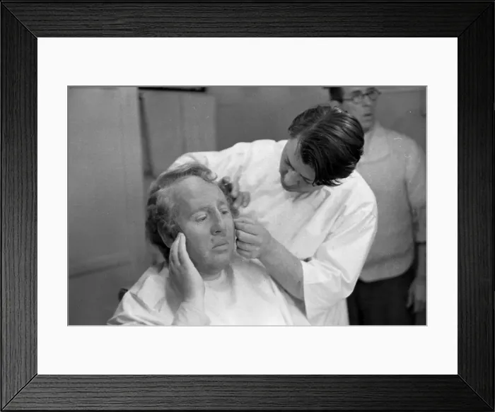 Framed Print : Right Wig. 24th December 1938: British born comic and character actor Charles Laughton 