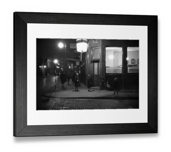 Framed Print : Pub Kids. 26th November 1938: Children waiting outside a London pub Framed Print : Pub Kids. 26th November 1938: Children waiting outside a London pub