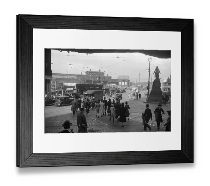 Framed Print : Commuters. 19th November 1938: Commuters in Manchester Framed Print : Commuters. 19th November 1938: Commuters in Manchester