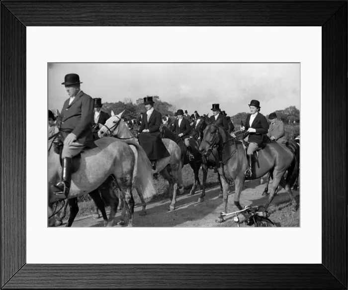 Framed Print : Fox Hunt. 19th November 1938: Women ride side saddle or astride in the fox hunt Framed Print : Fox Hunt. 19th November 1938: Women ride side saddle or astride in the fox hunt