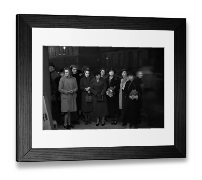 Framed Print : Fans. 5th November 1938: Sightseers gathered to watch for personalities Framed Print : Fans. 5th November 1938: Sightseers gathered to watch for personalities