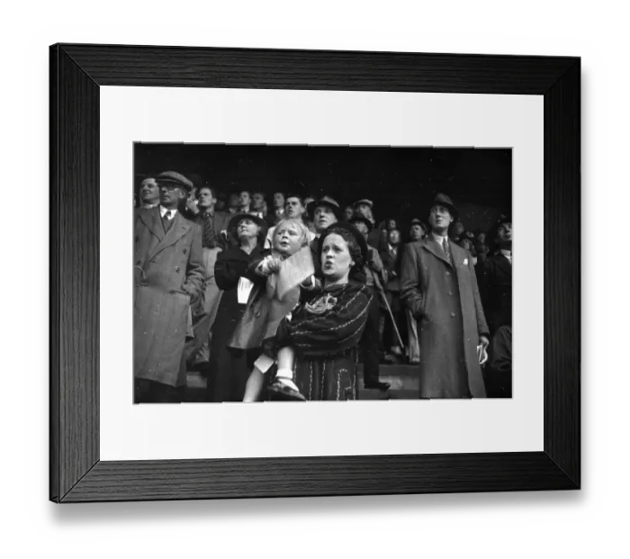 Framed Print : Crowd Watch Race Framed Print : Crowd Watch Race