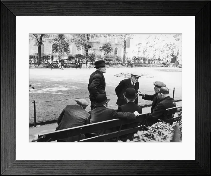 Framed Print : Lunchtime Chat