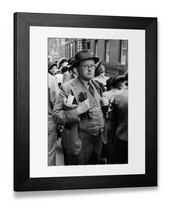 Framed Print : Pavement Spectator Framed Print : Pavement Spectator