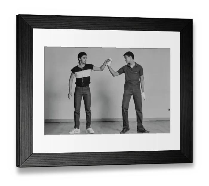 Framed Print : Breaking Moves - The Chain Wave Framed Print : Breaking Moves - The Chain Wave