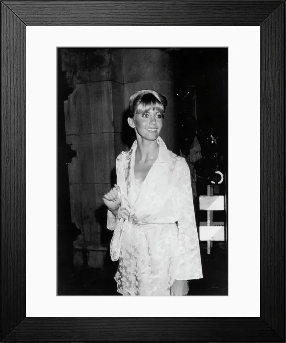 Framed Print : Olivia Newton-John Framed Print : Olivia Newton-John