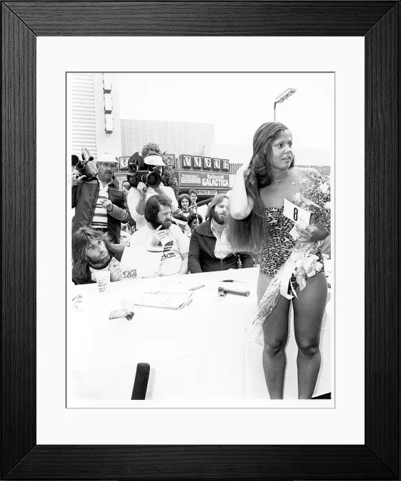 Framed Print : Beach Boys Sign Autographs Framed Print : Beach Boys Sign Autographs