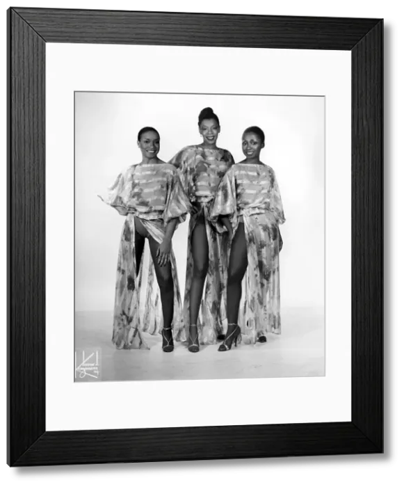 Framed Print : Disco Group Musique Portrait Framed Print : Disco Group Musique Portrait