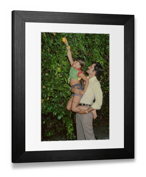 Framed Print : At Home With The Anistons Framed Print : At Home With The Anistons