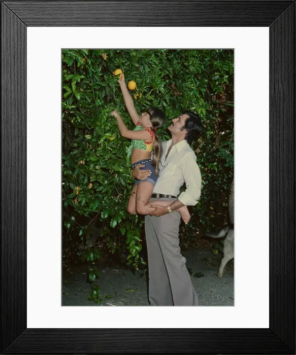 Framed Print : At Home With The Anistons Framed Print : At Home With The Anistons