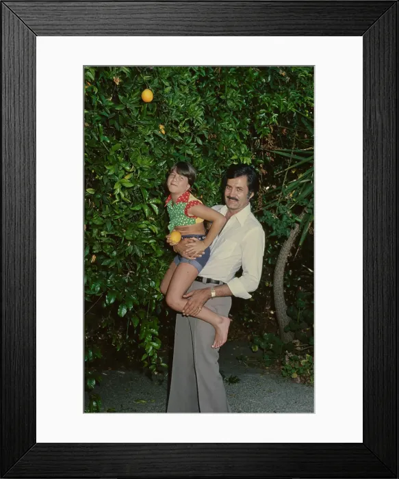 Framed Print : At Home With The Anistons Framed Print : At Home With The Anistons