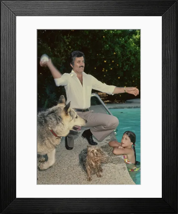 Framed Print : At Home With The Anistons Framed Print : At Home With The Anistons