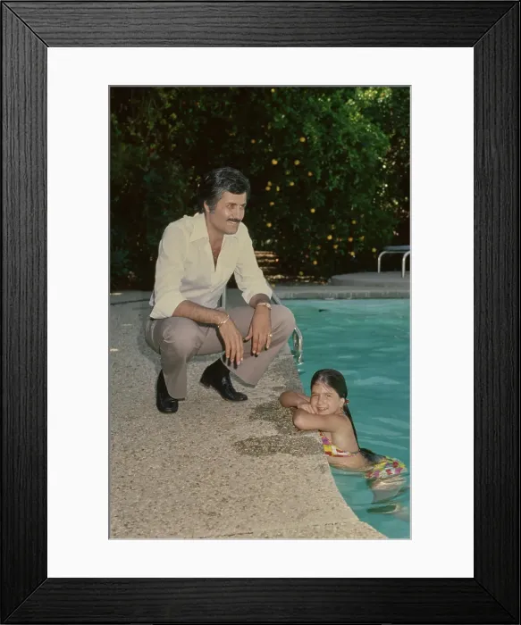 Framed Print : At Home With The Anistons Framed Print : At Home With The Anistons